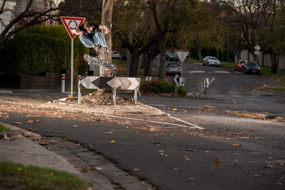 PASS~PORT PRESENTS "KITSCH" ~ HODDLE