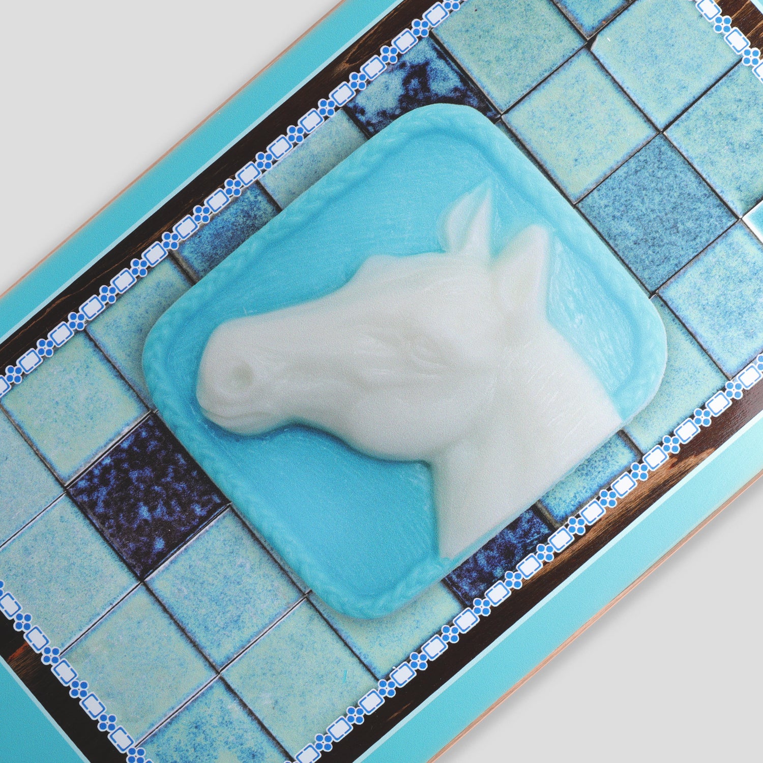 R45_DECKS_WEB_SIZE_GREY_0000s_0003_MARE_SOAP_CLOSEUP_3.jpg